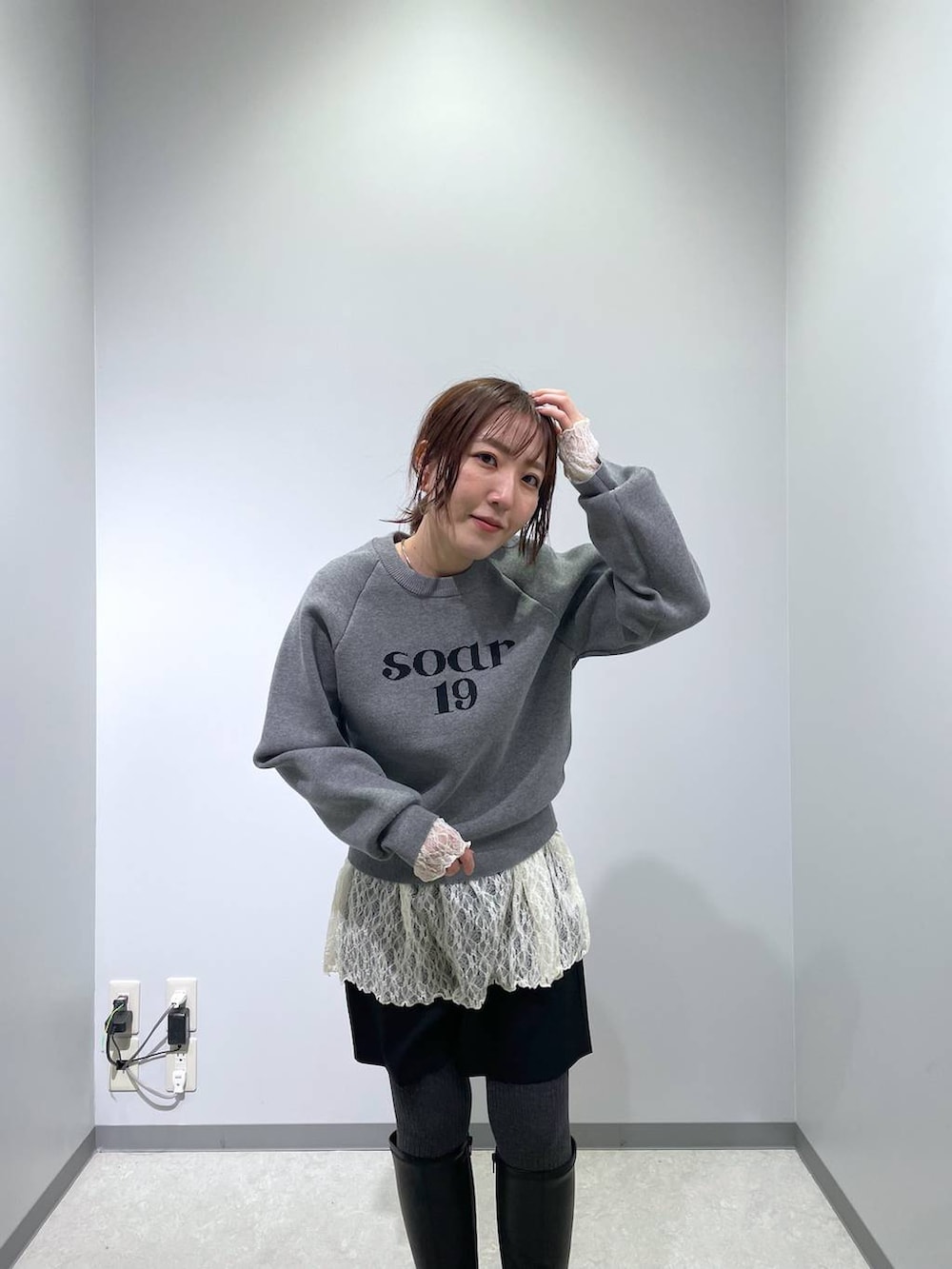 ブラック系のブーツ、ブラック系のその他パンツ、グレー系のニット/セーターを着用したレディースの冬コーディネートの6枚目の写真