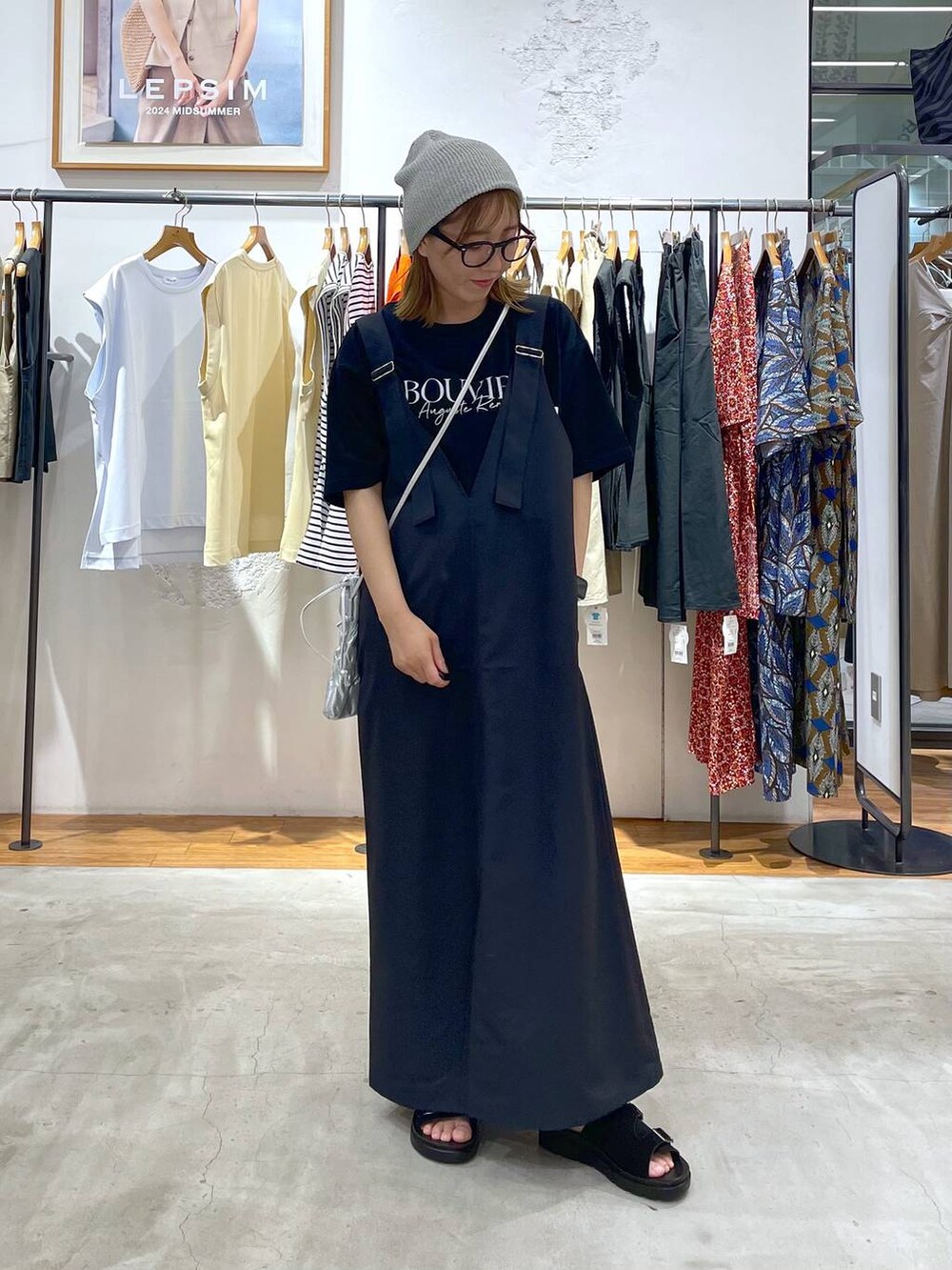 ブラック系のTシャツ/カットソー、ブラック系のサンダル、シルバー系のショルダーバッグを着用したレディースの夏コーディネートの2枚目の写真