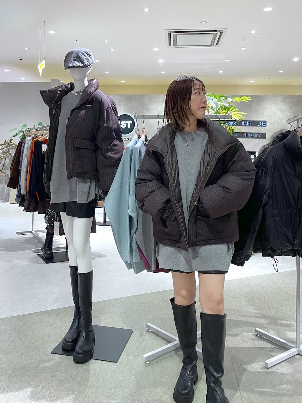 グレー系のニット/セーター、ブラック系のブーツ、ブラウン系のブルゾンを着用したレディースの秋コーディネートの4枚目の写真