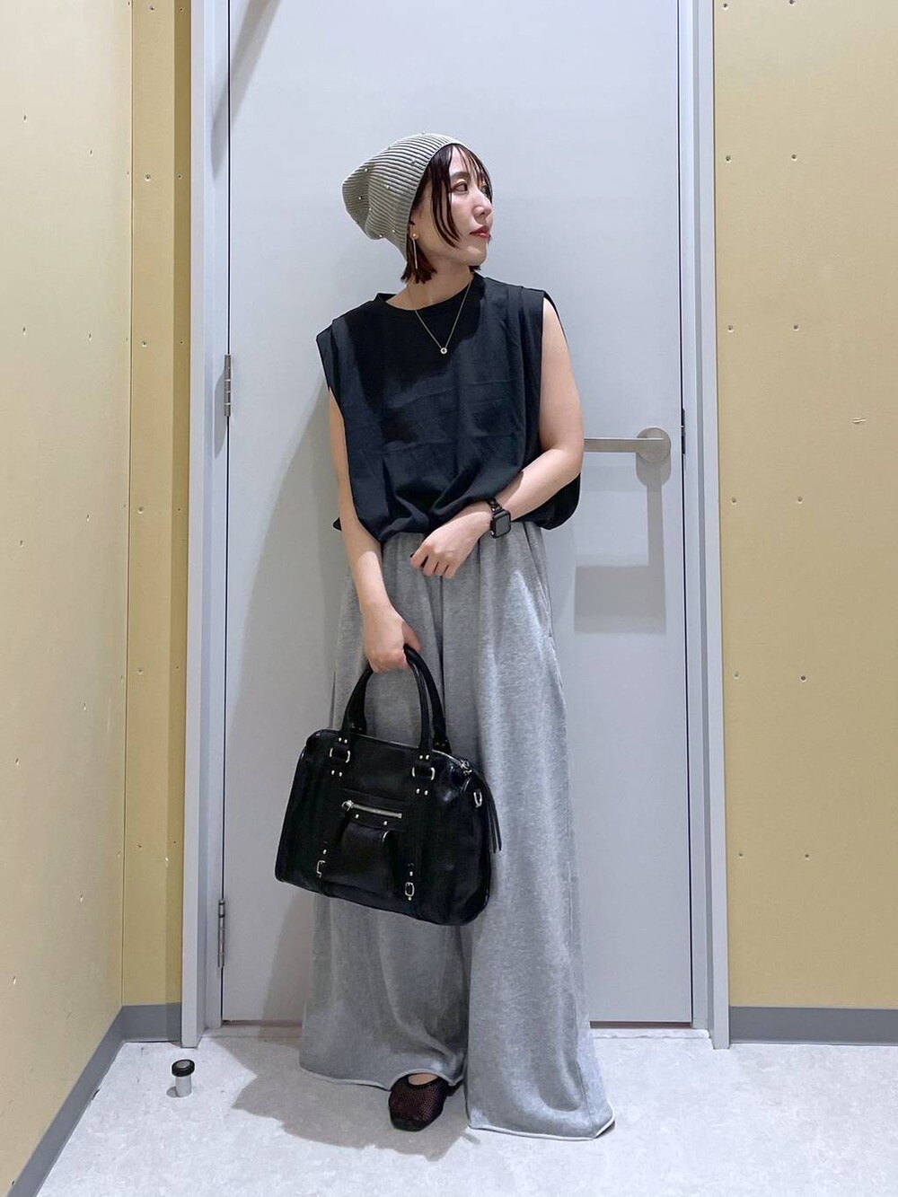 ブラック系のボストンバッグ、グレー系のTシャツ/カットソー、グレー系のスウェットパンツを着用したレディースの夏コーディネートの3枚目の写真