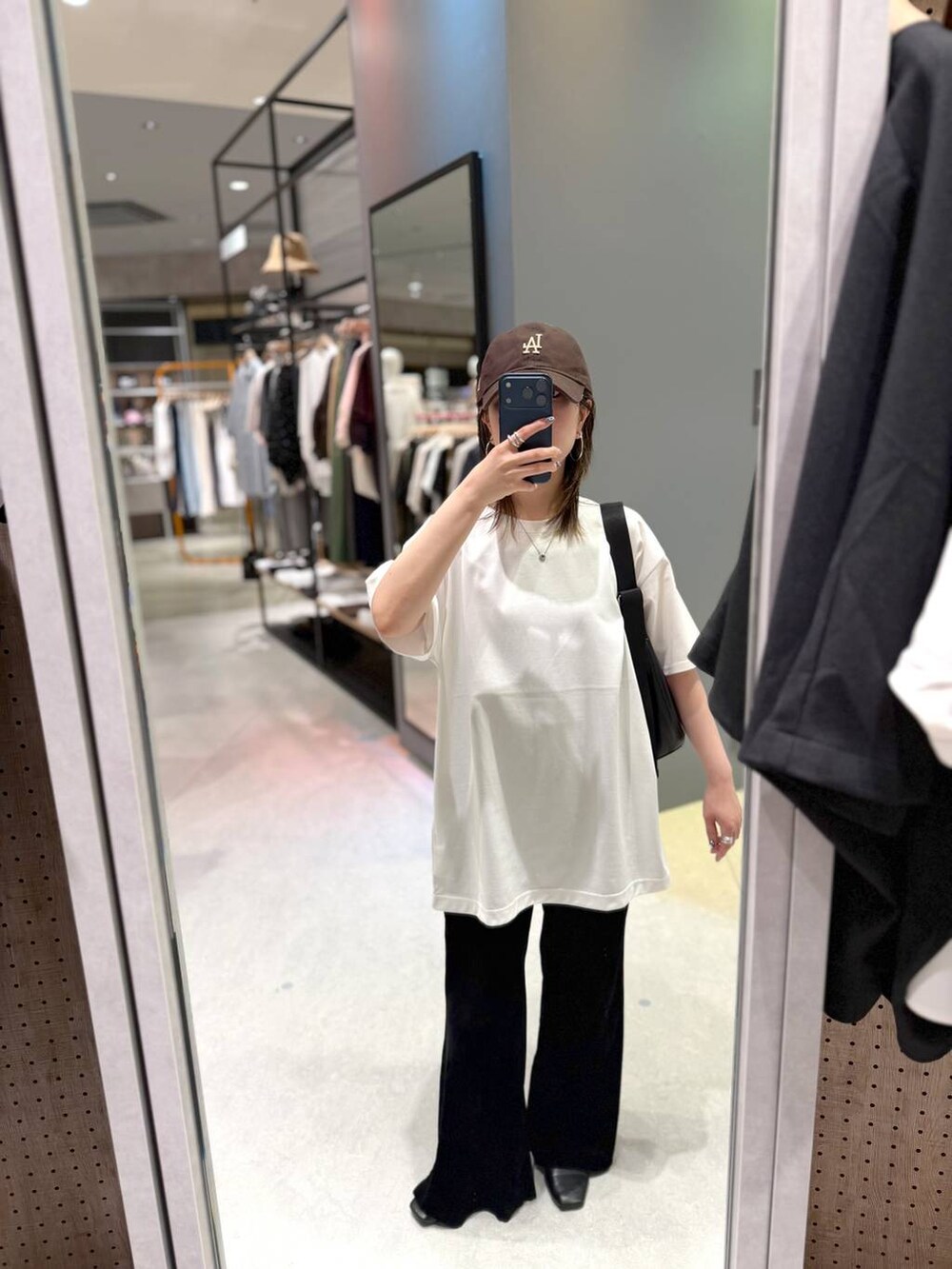 ホワイト系のTシャツ/カットソーを着用したレディースの夏コーディネートの3枚目の写真