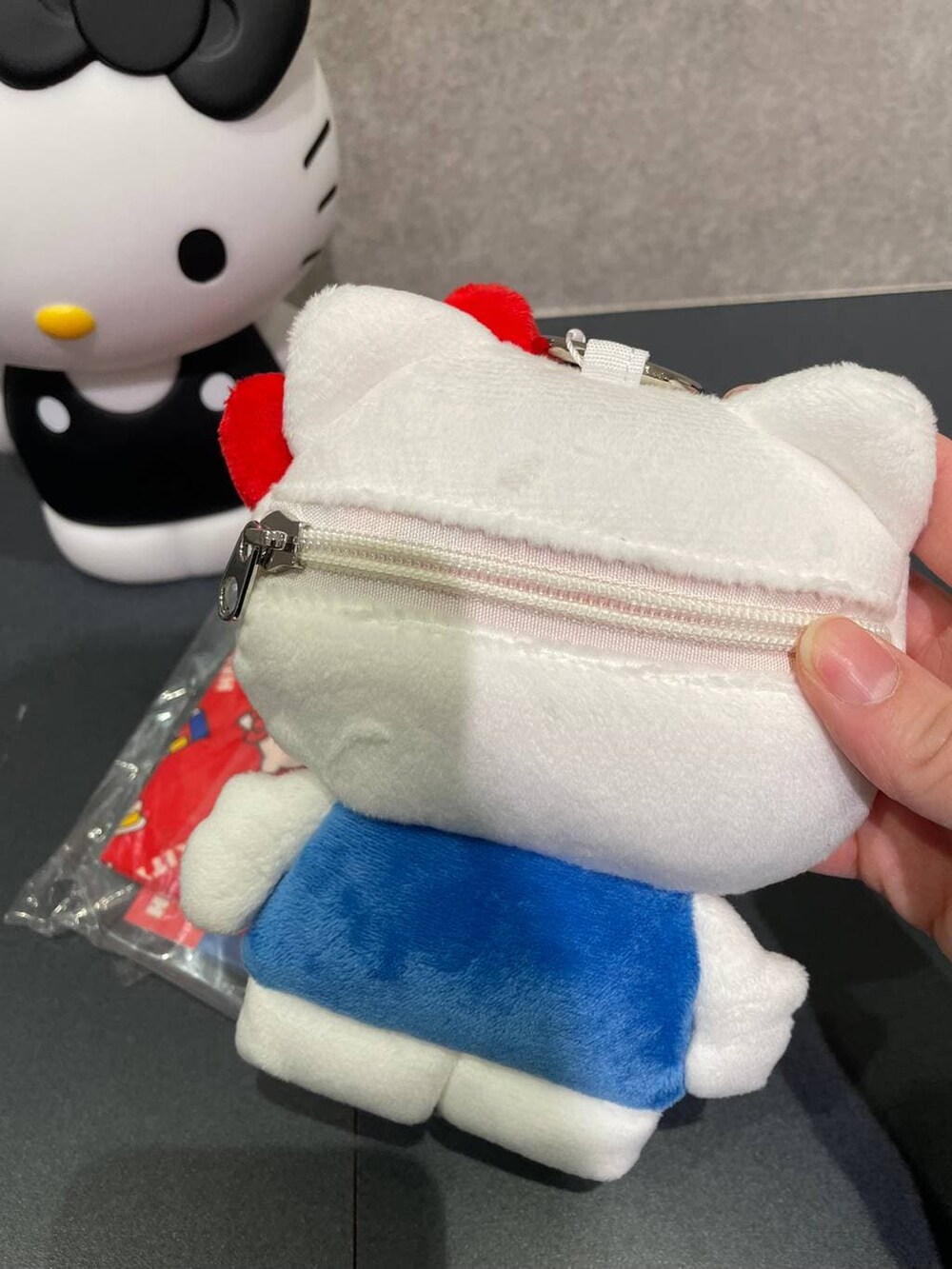 レッド系のエコバッグ/サブバッグ、レッド系のその他雑貨、ブラック系の照明を着用したレディースの冬コーディネートの2枚目の写真