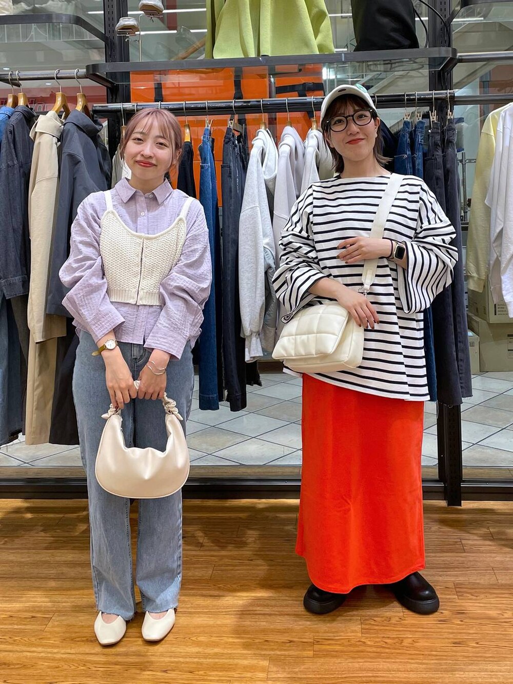 ホワイト系のショルダーバッグ、パープル系のシャツ/ブラウス、ベージュ系のニット/セーターを着用したレディースの春コーディネートの3枚目の写真