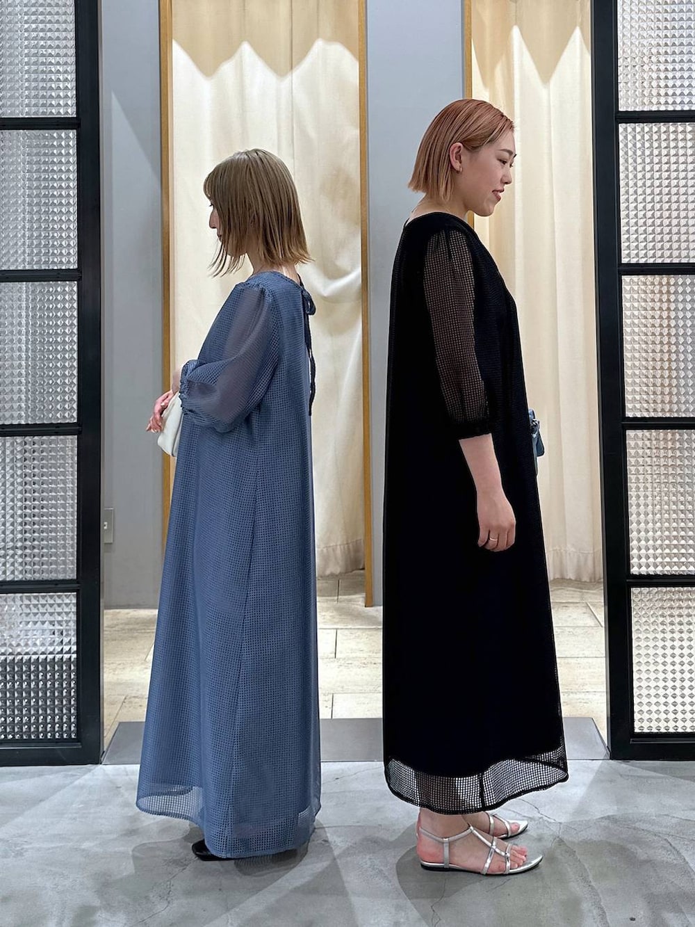 ホワイト系のショルダーバッグ、シルバー系のサンダル、ブルー系のドレスを着用したレディースの春コーディネートの2枚目の写真