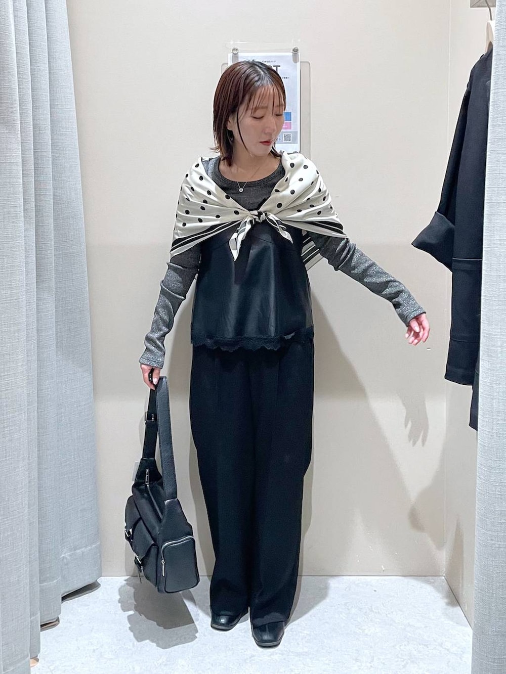 ブラック系のTシャツ/カットソー、ブラック系のその他パンツ、ブラック系のショルダーバッグを着用したレディースの冬コーディネートの2枚目の写真