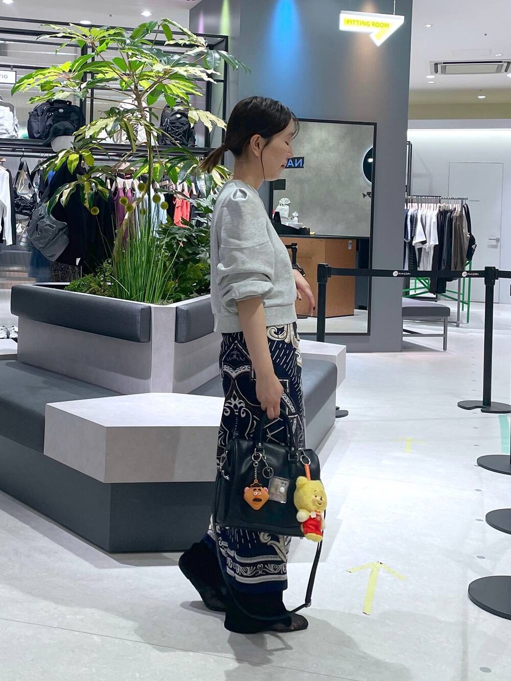 ブラック系のその他パンツ、グレー系のスウェットを着用したレディースの秋コーディネートの3枚目の写真