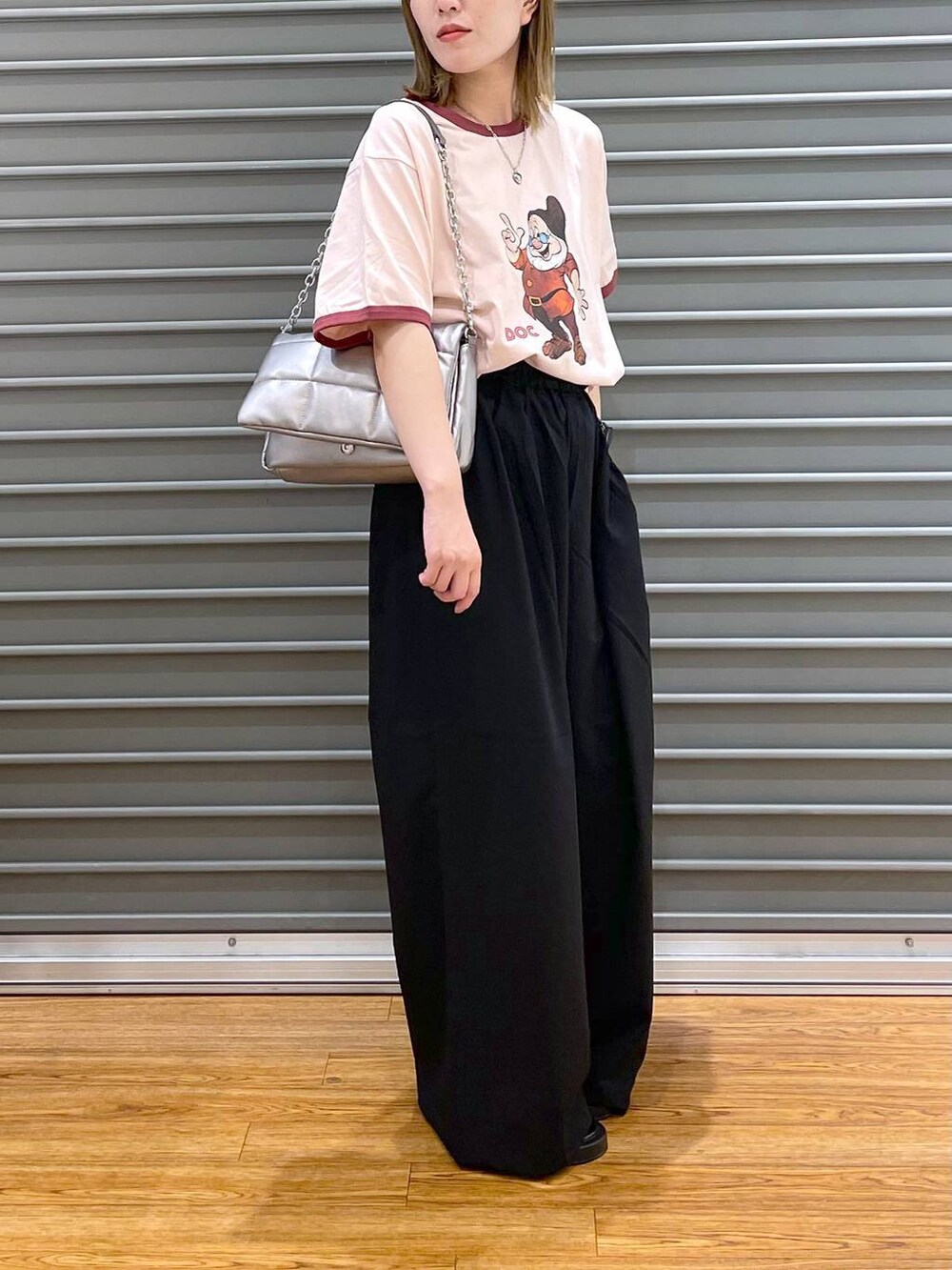 その他のショルダーバッグ、ホワイト系のサンダル、ブラック系のスラックスを着用したレディースの夏コーディネートの3枚目の写真