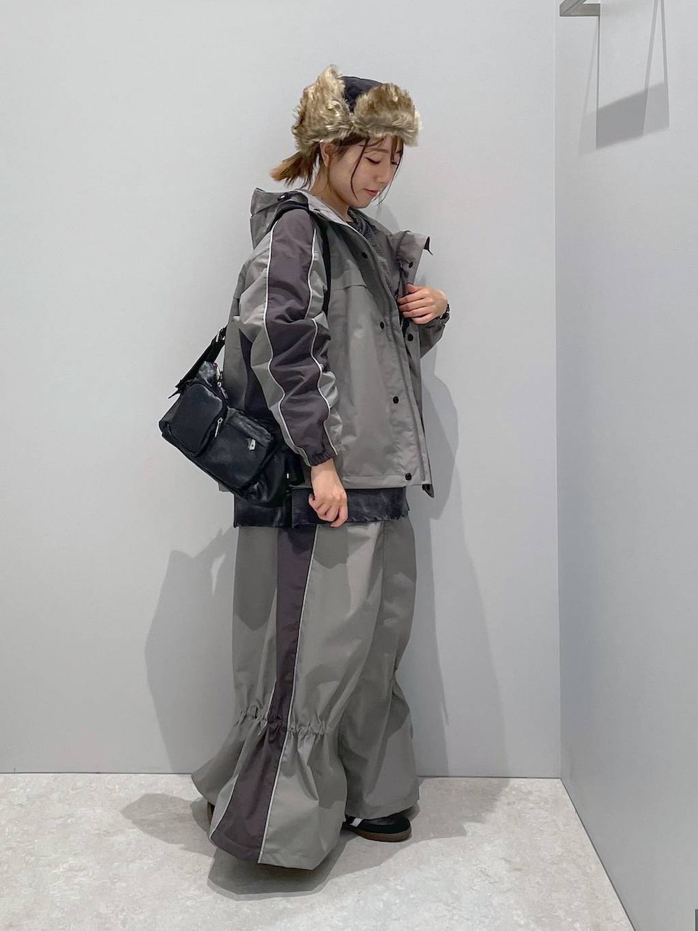 「低身長、カジュアル、ベーシック/シンプル、体型カバー、高見え、ゆったり、LEPSIM」｜「JEANASISのハンドブリーチクラッシュプルオーバー/152426（スウェット、ブラック系）」を使った、manaさん（レディース・153cm）の秋コーディネートの2枚目の写真