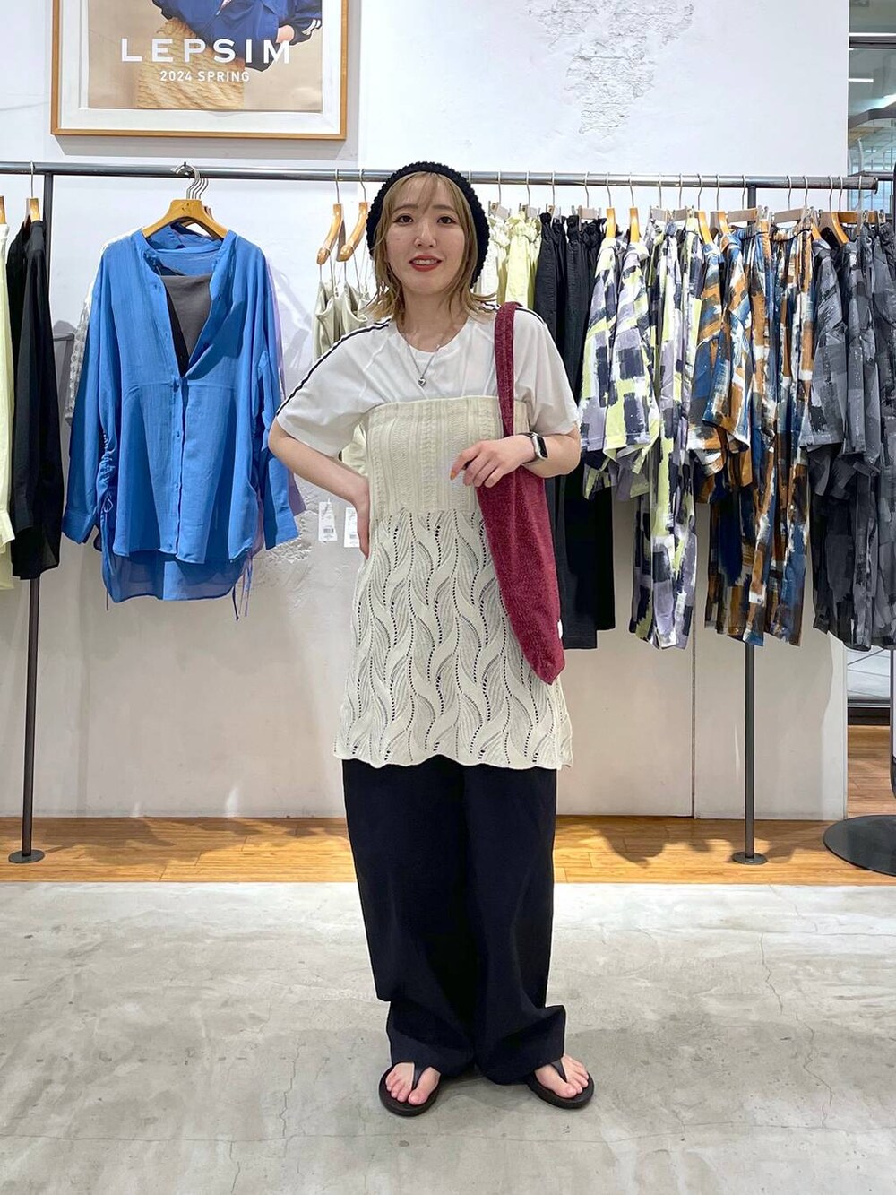 「ゆったり、低身長、カジュアル、ベーシック/シンプル、体型カバー、高見え、LEPSIM」｜「LEPSIMのコットンカーブパンツ　109608（その他パンツ、ブラック系）」を使った、manaさん（レディース・153cm）の春コーディネートの2枚目の写真