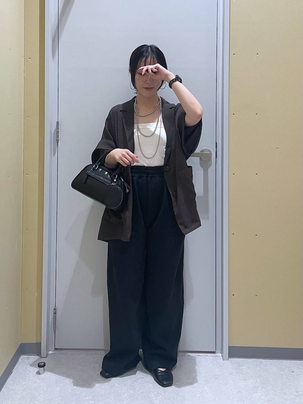 「低身長、カジュアル、ベーシック/シンプル、高見え、ゆったり、シンプルコーデ、大人カジュアル、きれいめカジュアル、モノトーン」｜「LOWRYS FARMのバスケットジャケットＳＳ　491984（テーラードジャケット、ブラウン系）」を使った、manaさん（レディース・153cm）の春コーディネートの2枚目の写真