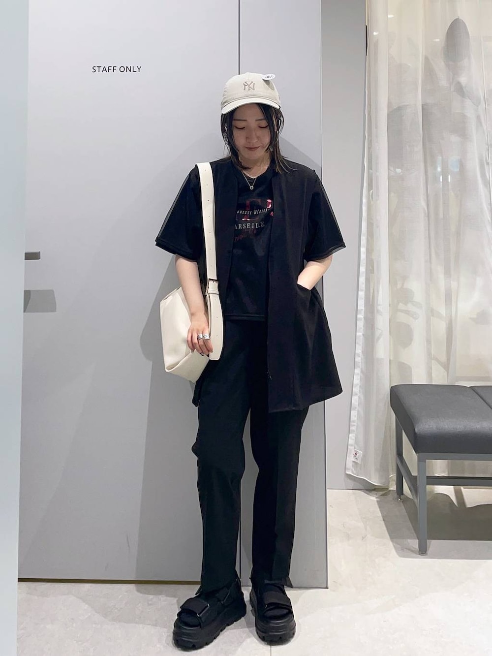 ブラック系のその他パンツ、ブラック系のその他アウター、ブラック系のサンダルを着用したレディースの春コーディネートの2枚目の写真