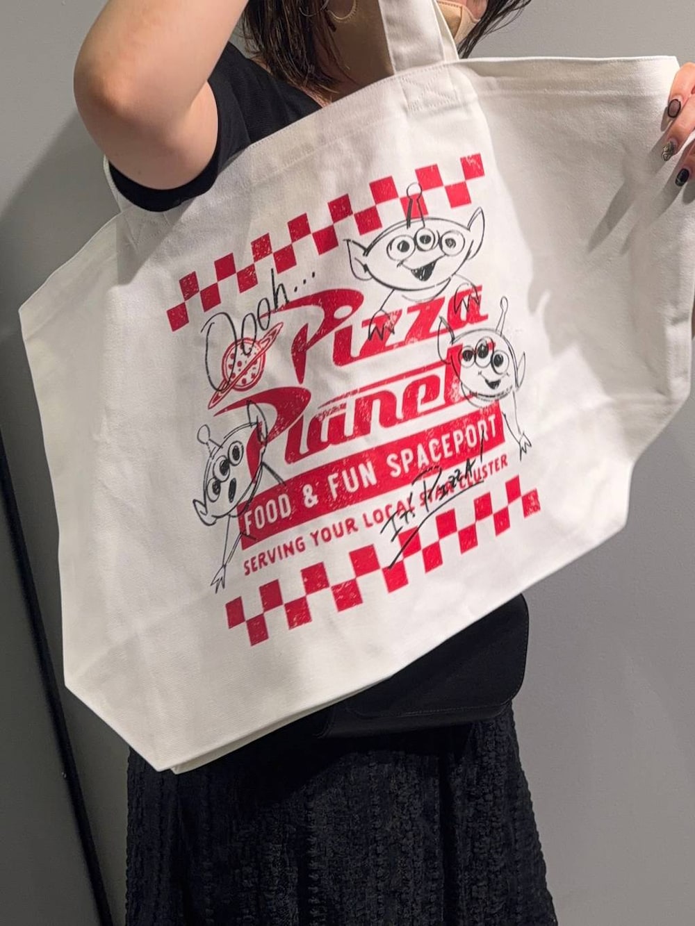 ブラック系のTシャツ/カットソー、その他のトートバッグを着用したレディースの夏コーディネートの2枚目の写真