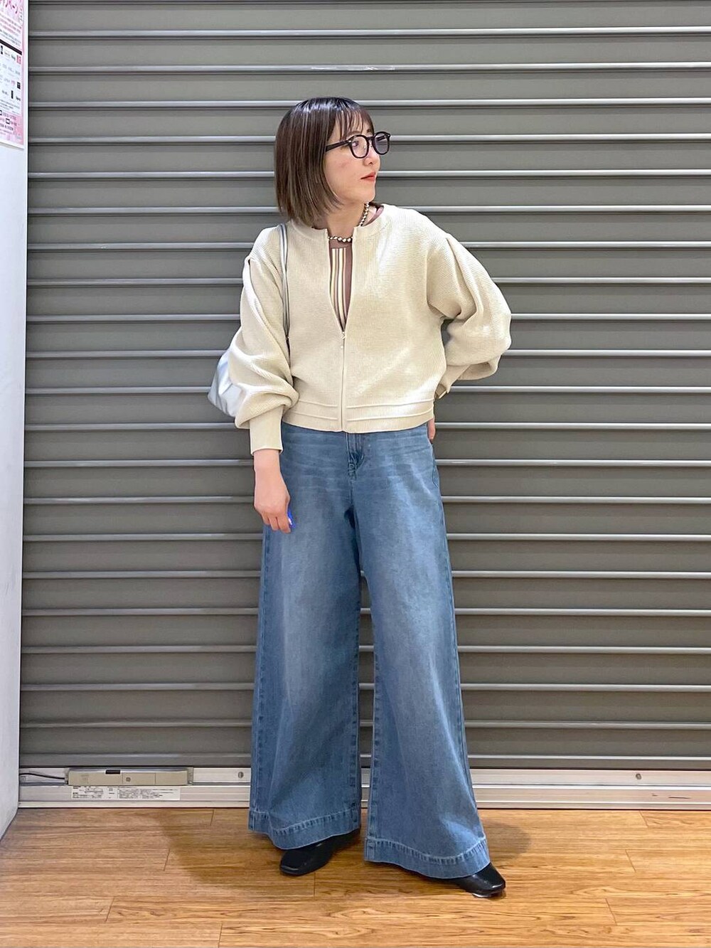 ブラウン系のタンクトップ、ブラック系のパンプス、シルバー系のショルダーバッグを着用したレディースの春コーディネートの2枚目の写真