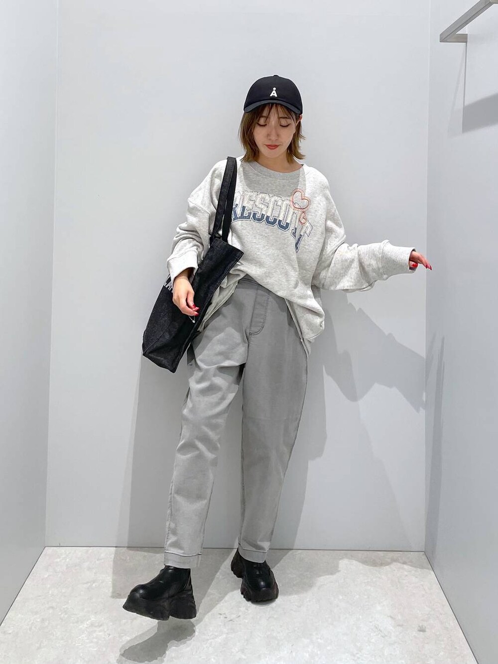 ブラック系のトートバッグ、グレー系のその他パンツ、ベージュ系のスウェットを着用したレディースの秋コーディネートの4枚目の写真