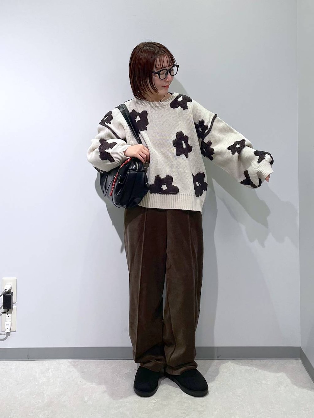 ブラウン系のその他パンツ、ベージュ系のニット/セーター、ブラック系のブーツを着用したレディースの冬コーディネートの2枚目の写真