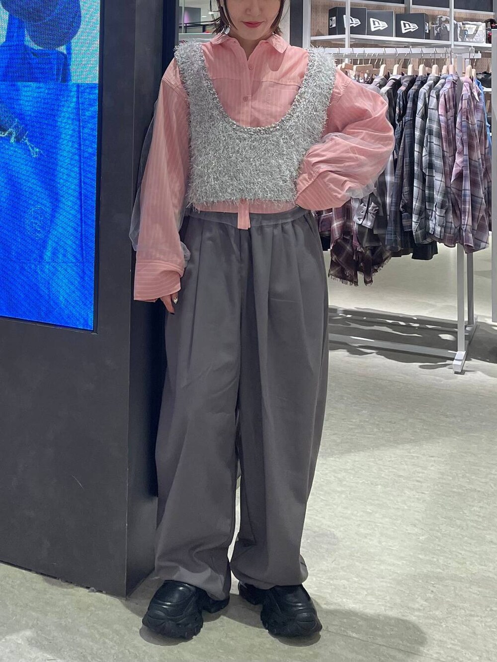 グレー系のその他パンツ、ブラック系のローファー、グレー系のベストを着用したレディースの秋コーディネートの2枚目の写真