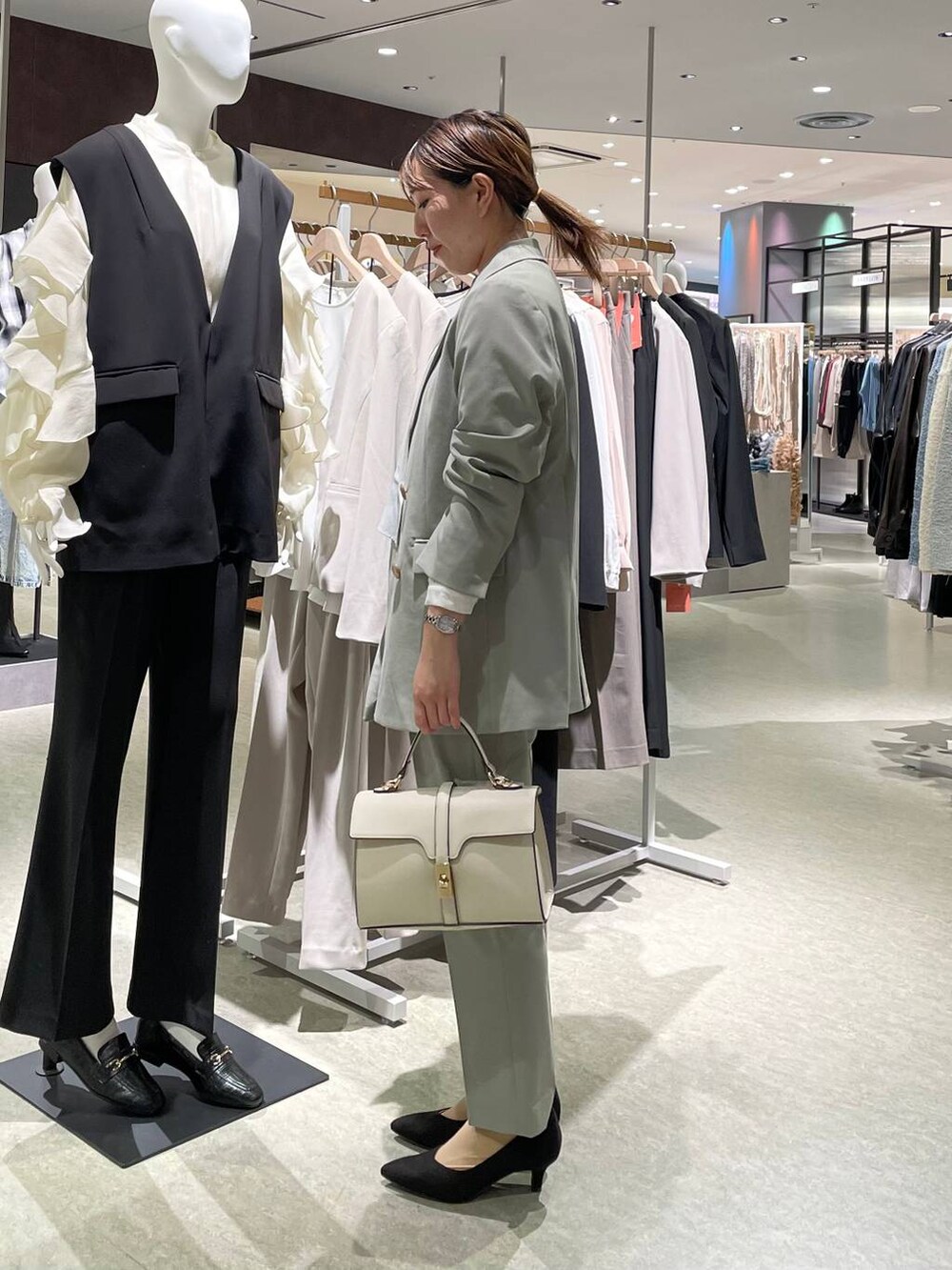 グリーン系のその他パンツ、ホワイト系のシャツ/ブラウス、グリーン系のテーラードジャケットを着用したレディースの冬コーディネートの5枚目の写真