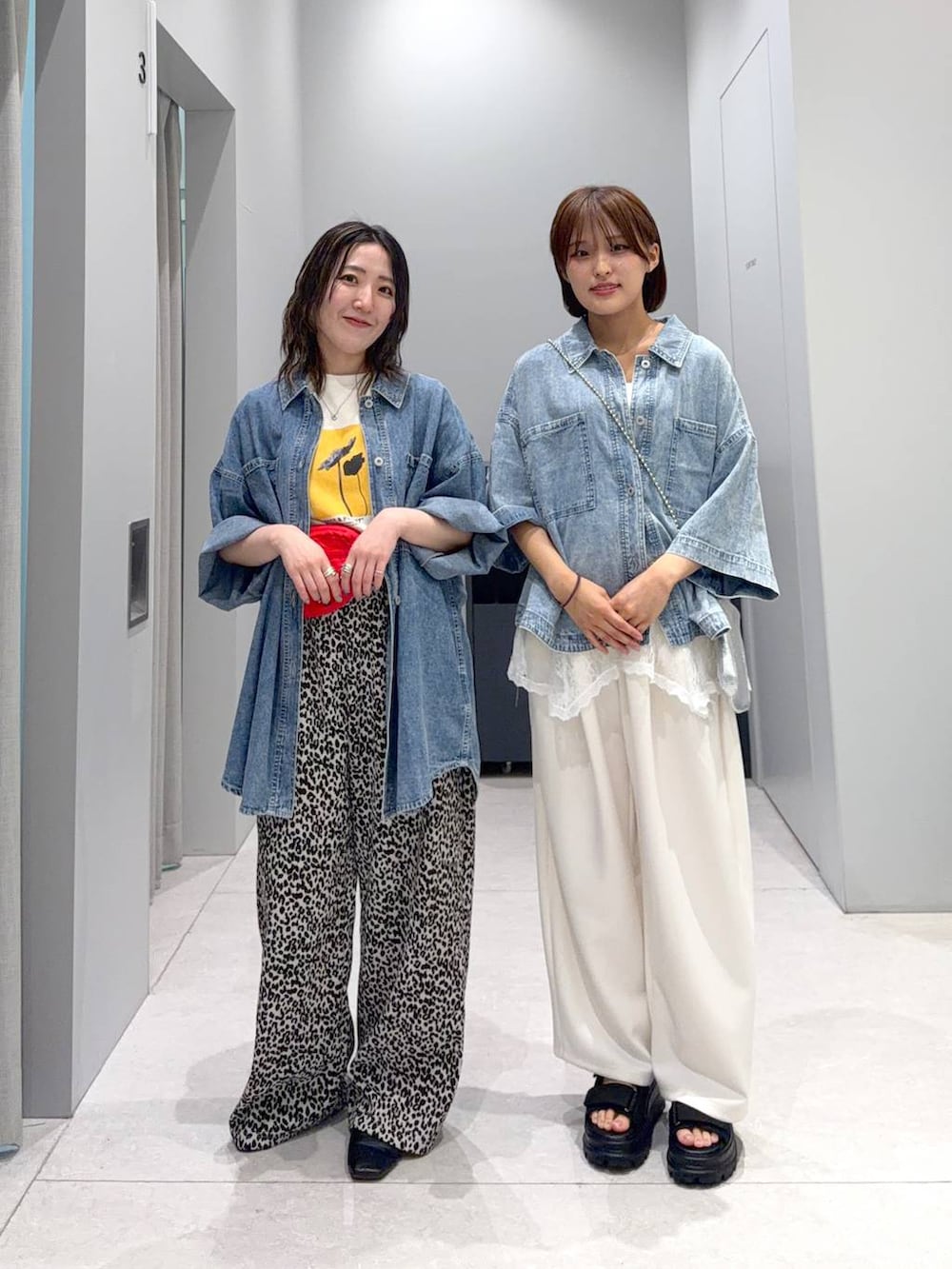 シルバー系のショルダーバッグ、ベージュ系のスウェットパンツ、レッド系のボディバッグ/ウエストポーチを着用したレディースの夏コーディネートの2枚目の写真