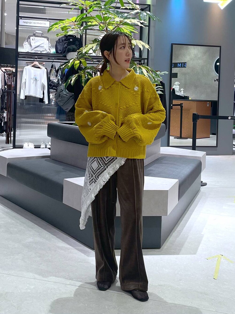 ブラウン系のその他パンツ、イエロー系のカーディガン/ボレロ、ホワイト系のバンダナ/スカーフを着用したレディースの秋コーディネートの4枚目の写真