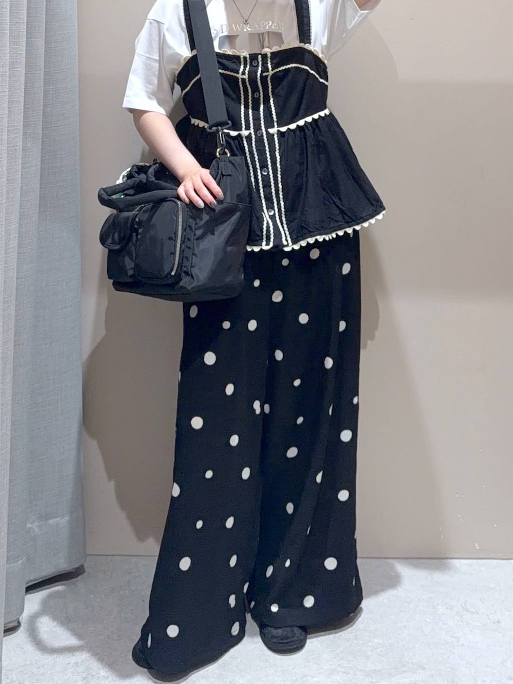 ブラック系のその他パンツ、ブラック系のトートバッグ、ホワイト系のTシャツ/カットソーを着用したレディースの夏コーディネートの2枚目の写真