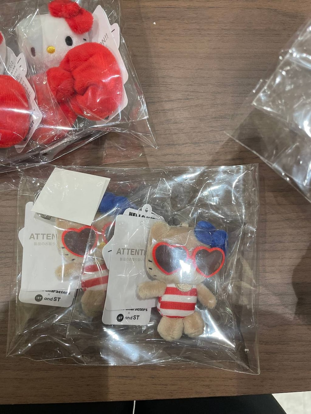 ホワイト系のキーホルダーを着用したレディースの冬コーディネートの4枚目の写真