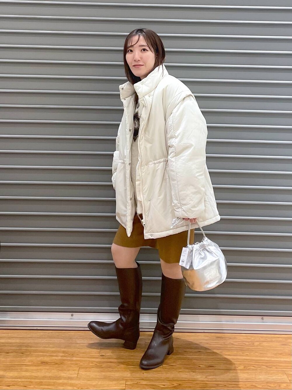 ブラウン系のその他パンツ、ホワイト系のその他アウター、ブラウン系のブーツを着用したレディースの秋コーディネートの2枚目の写真