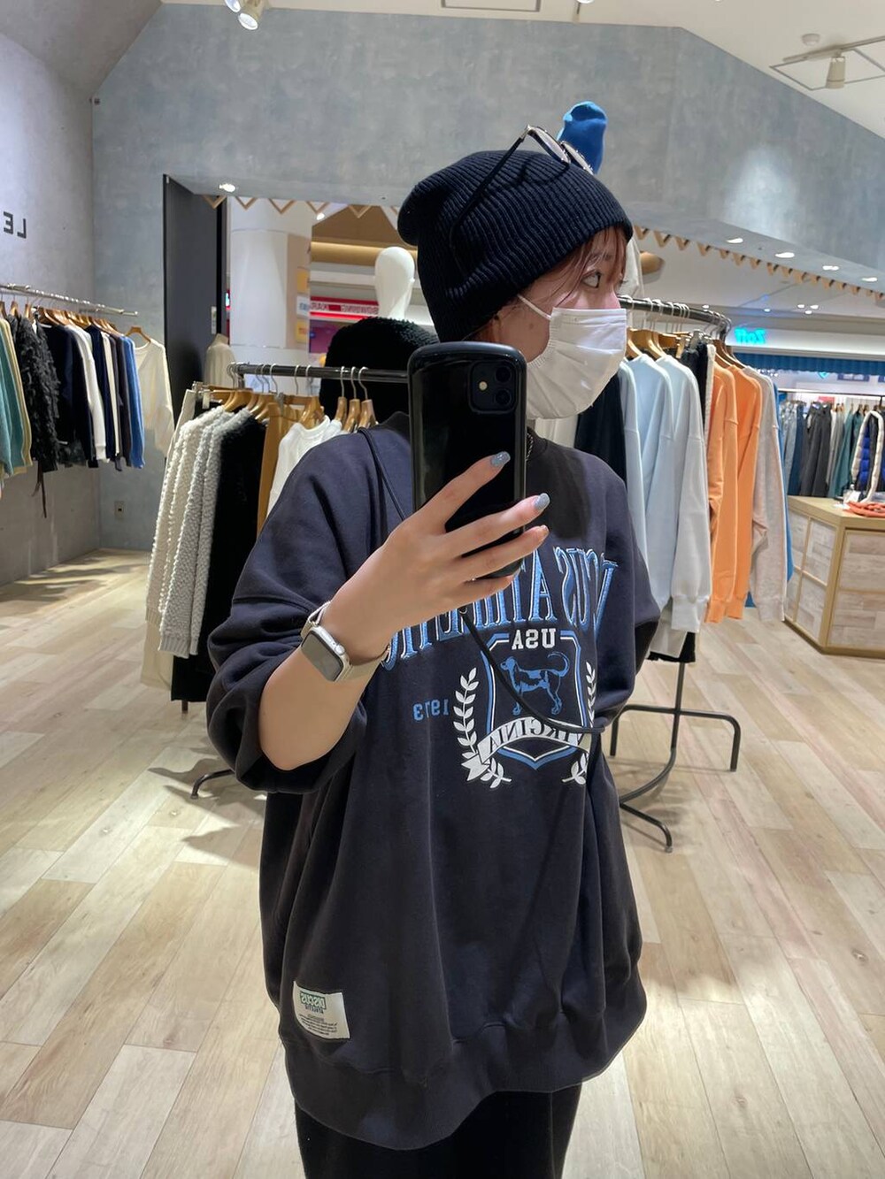 グレー系のスウェット、ブラック系のその他パンツを着用したレディースの冬コーディネートの3枚目の写真