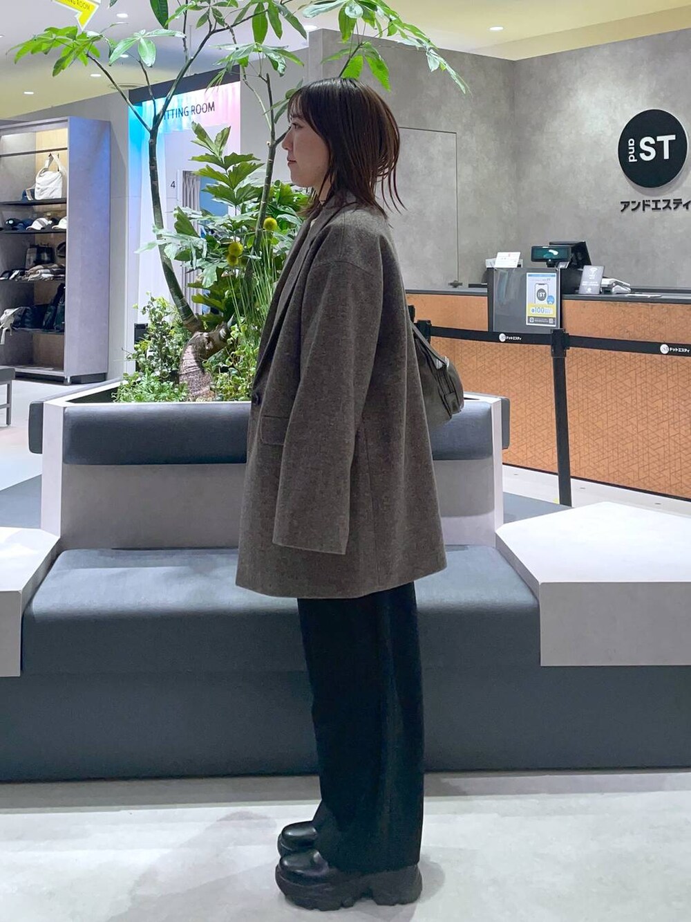 「LEPSIM、低身長、カジュアル、ベーシック/シンプル、体型カバー、高見え、ゆったり」｜「GLOBAL WORKの軽やかストレッチミドルジャケット/115512（テーラードジャケット、ブラウン系）」を使った、manaさん（レディース・153cm）の冬コーディネートの2枚目の写真