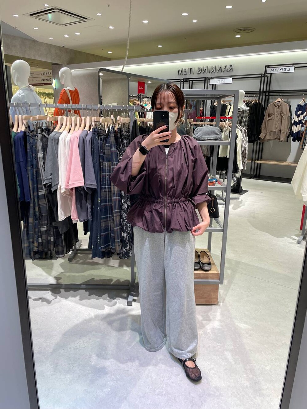 ブラウン系のシャツ/ブラウスを着用したレディースの秋コーディネートの2枚目の写真