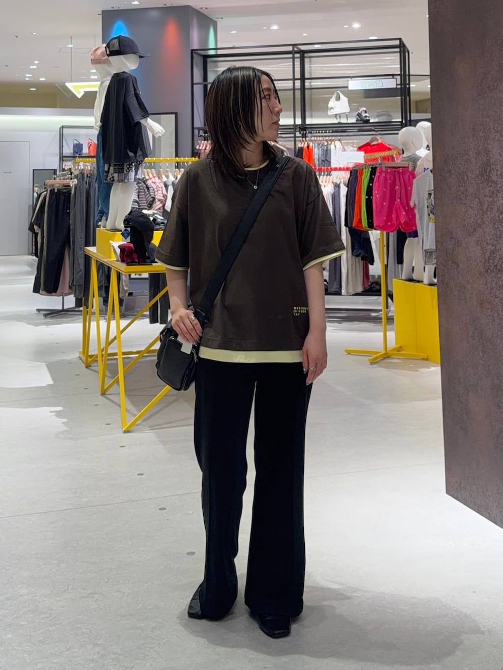 ブラック系のショルダーバッグ、ブラウン系のTシャツ/カットソー、ブラック系のその他パンツを着用したレディースの夏コーディネートの2枚目の写真