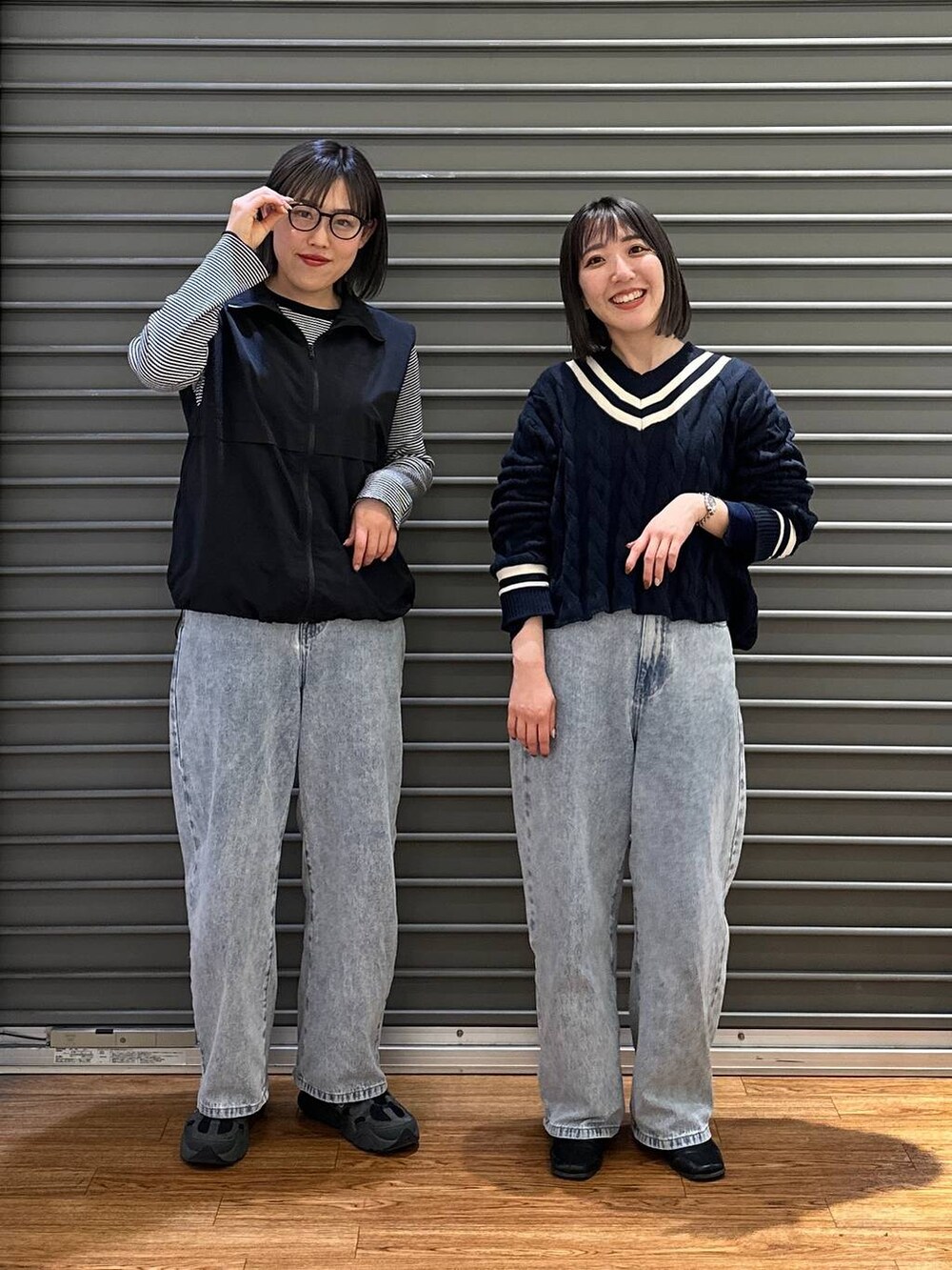 ブルー系のデニムパンツ、ブルー系のデニムパンツ、ブルー系のニット/セーターを着用したレディースの春コーディネートの4枚目の写真