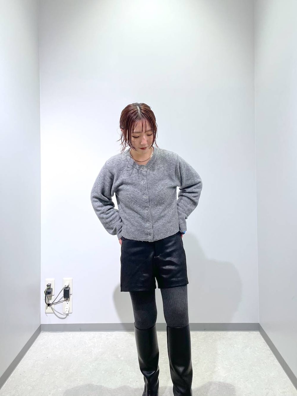 グレー系のカーディガン/ボレロ、ブラック系のその他パンツを着用したレディースの冬コーディネートの3枚目の写真