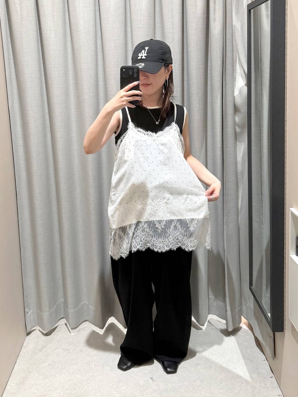 ブラック系のスウェットパンツ、ブラック系のタンクトップ、ホワイト系のTシャツ/カットソーを着用したレディースの夏コーディネートの2枚目の写真