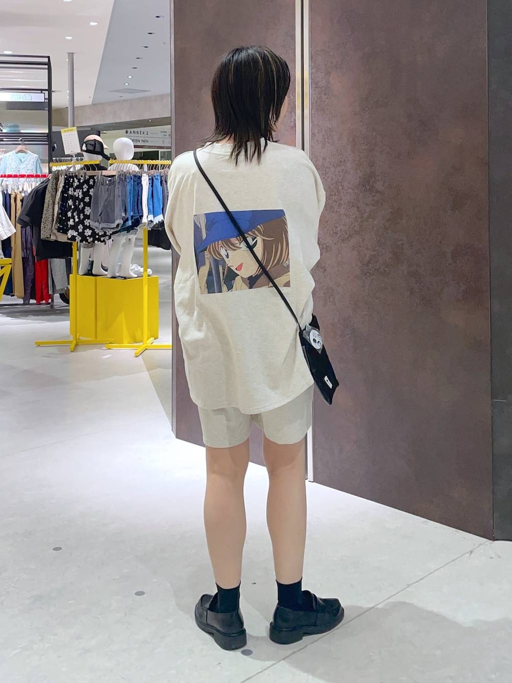 ブラック系のショルダーバッグ、その他のTシャツ/カットソーを着用したレディースの春コーディネートの3枚目の写真