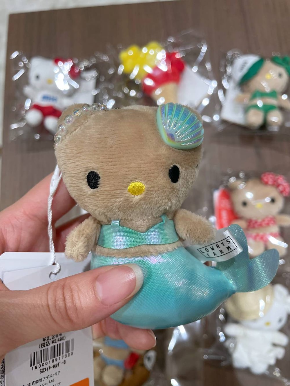 その他のキーホルダーを着用したレディースの春コーディネートの2枚目の写真