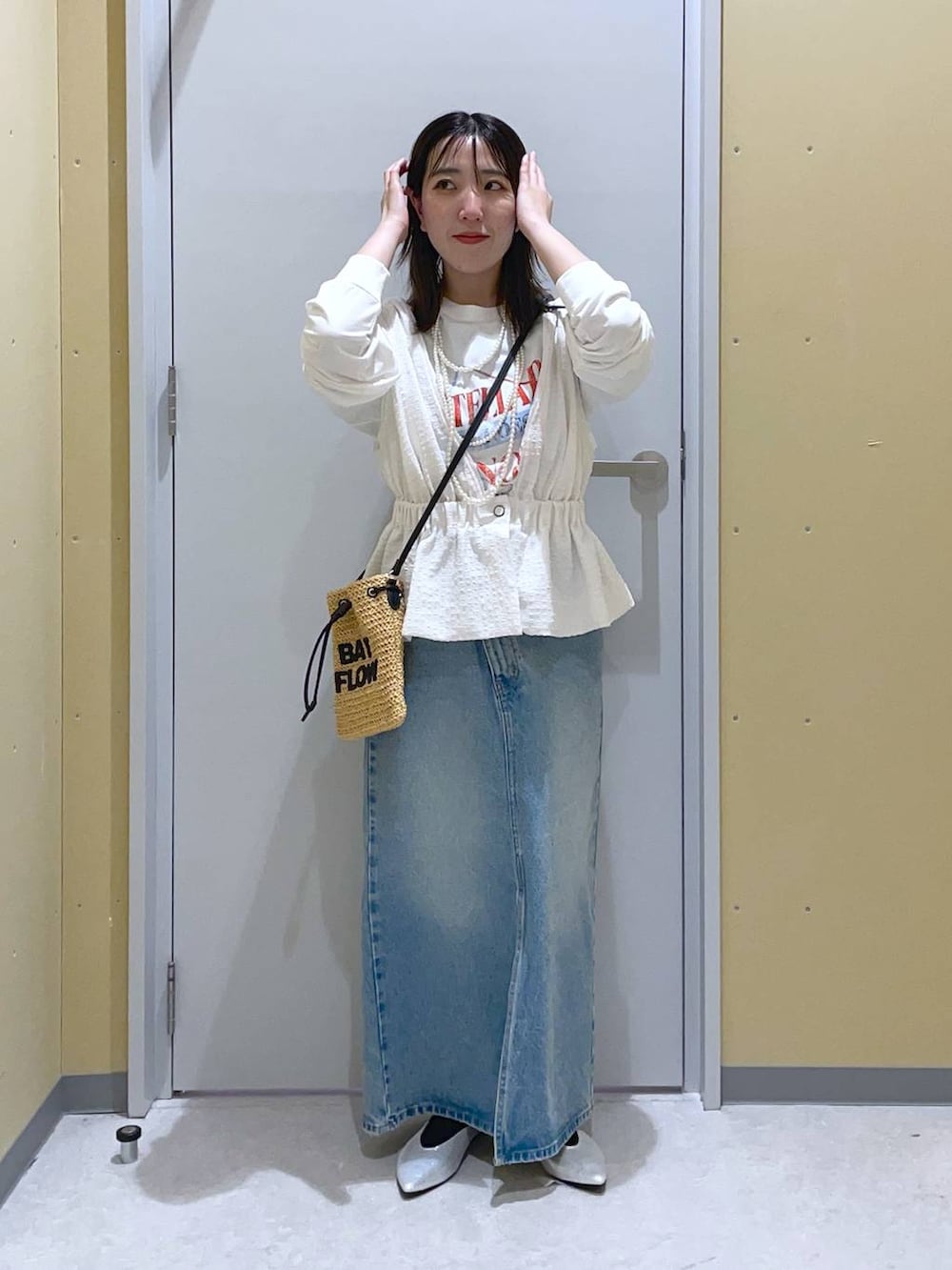 「LEPSIM、低身長、カジュアル、ベーシック/シンプル、体型カバー、高見え、ゆったり」|「LOWRYS FARMのCONE/アシメタイトスカート 252608(スカート、ブルー系)」を使った、manaさん(レディース・153cm)の春コーディネートの2枚目の写真