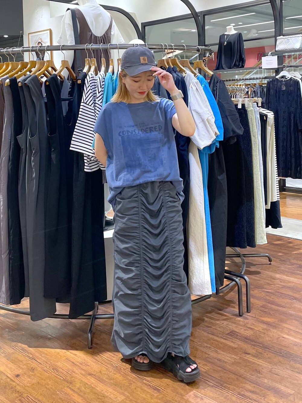 ブルー系のTシャツ/カットソー、グレー系のスカートを着用したレディースの夏コーディネートの3枚目の写真
