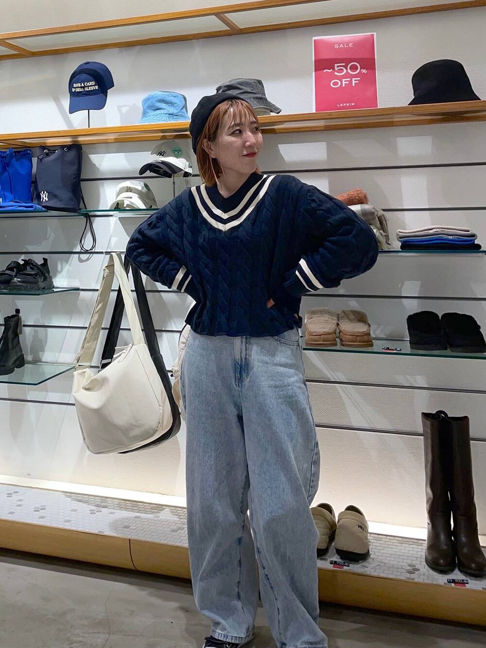 ブルー系のデニムパンツ、ブルー系のTシャツ/カットソー、ブルー系のニット/セーターを着用したレディースの春コーディネートの2枚目の写真