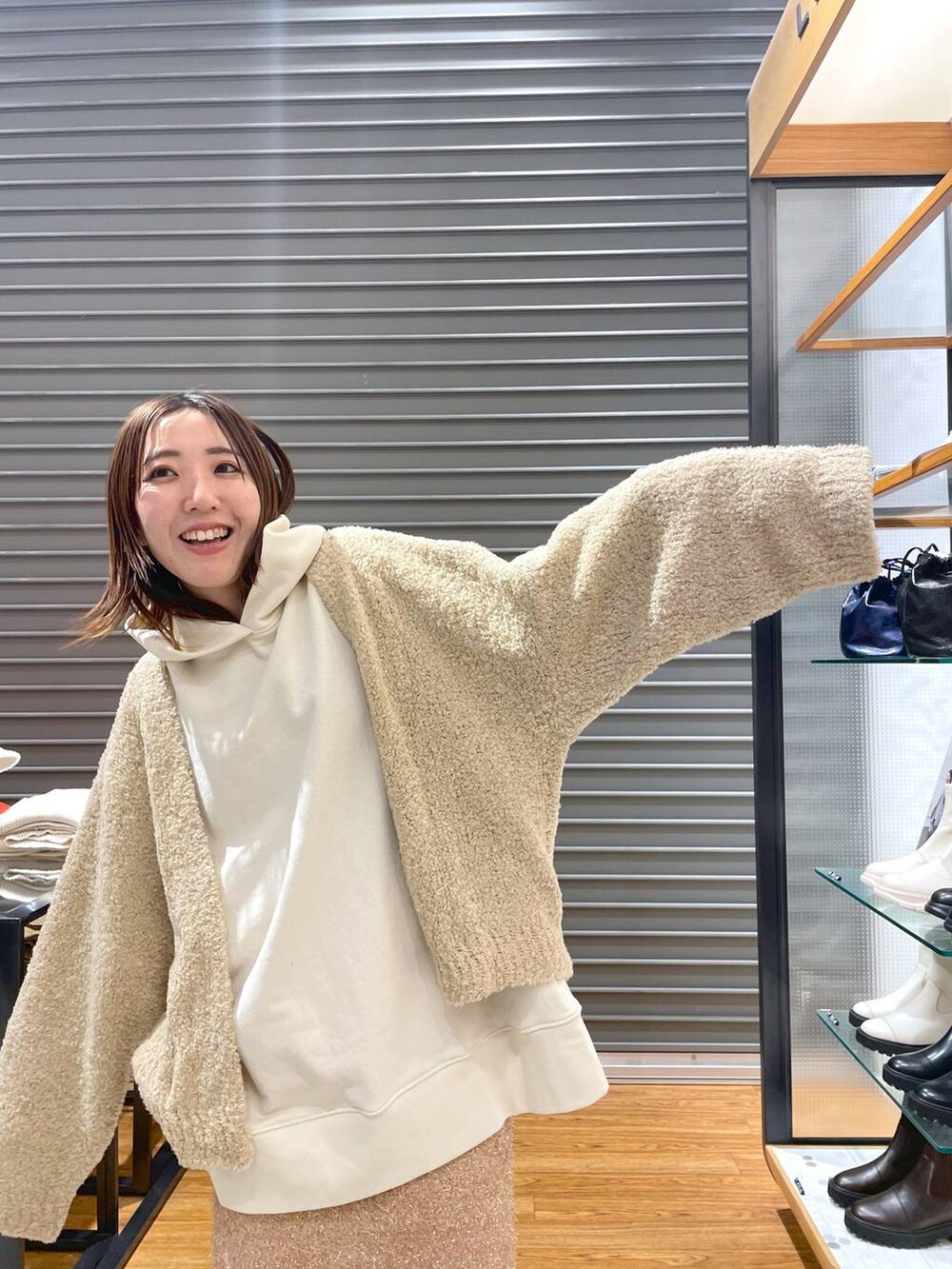 ホワイト系のパーカーを着用したレディースの冬コーディネートの3枚目の写真