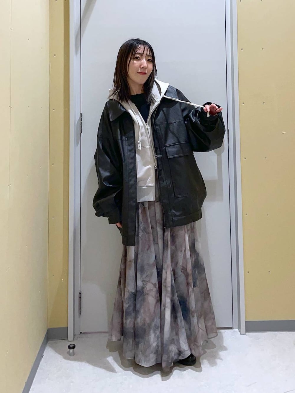 「低身長、カジュアル、ベーシック/シンプル、体型カバー、高見え、ゆったり、LEPSIM」|「JEANASISのFadeカラーZIPフーディ/321477(パーカー、グレー系)」を使った、manaさん(レディース・153cm)の春コーディネートの2枚目の写真