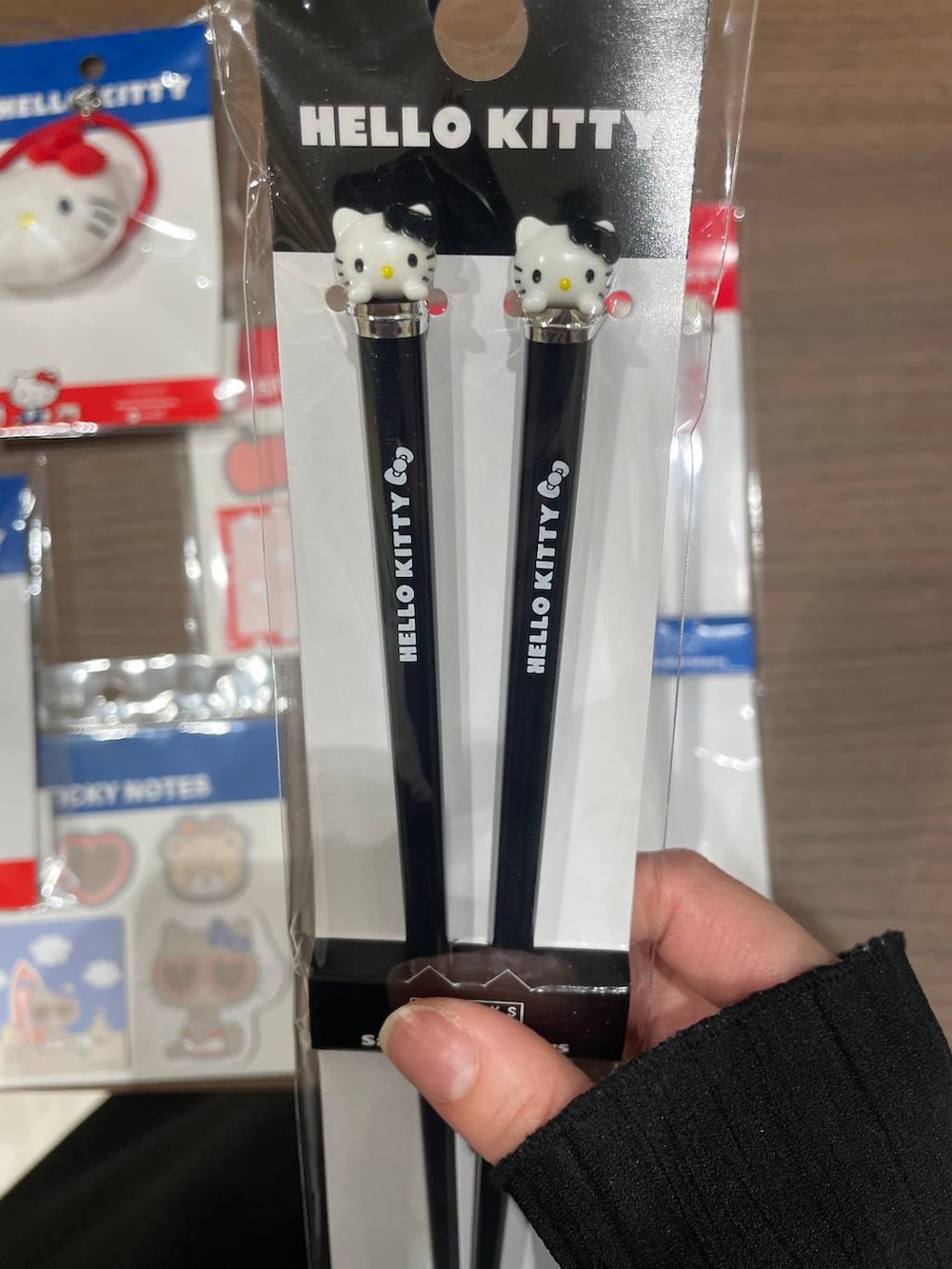 レッド系のヘアゴム、ブラック系の食器、レッド系のステーショナリーを着用したレディースの冬コーディネートの3枚目の写真