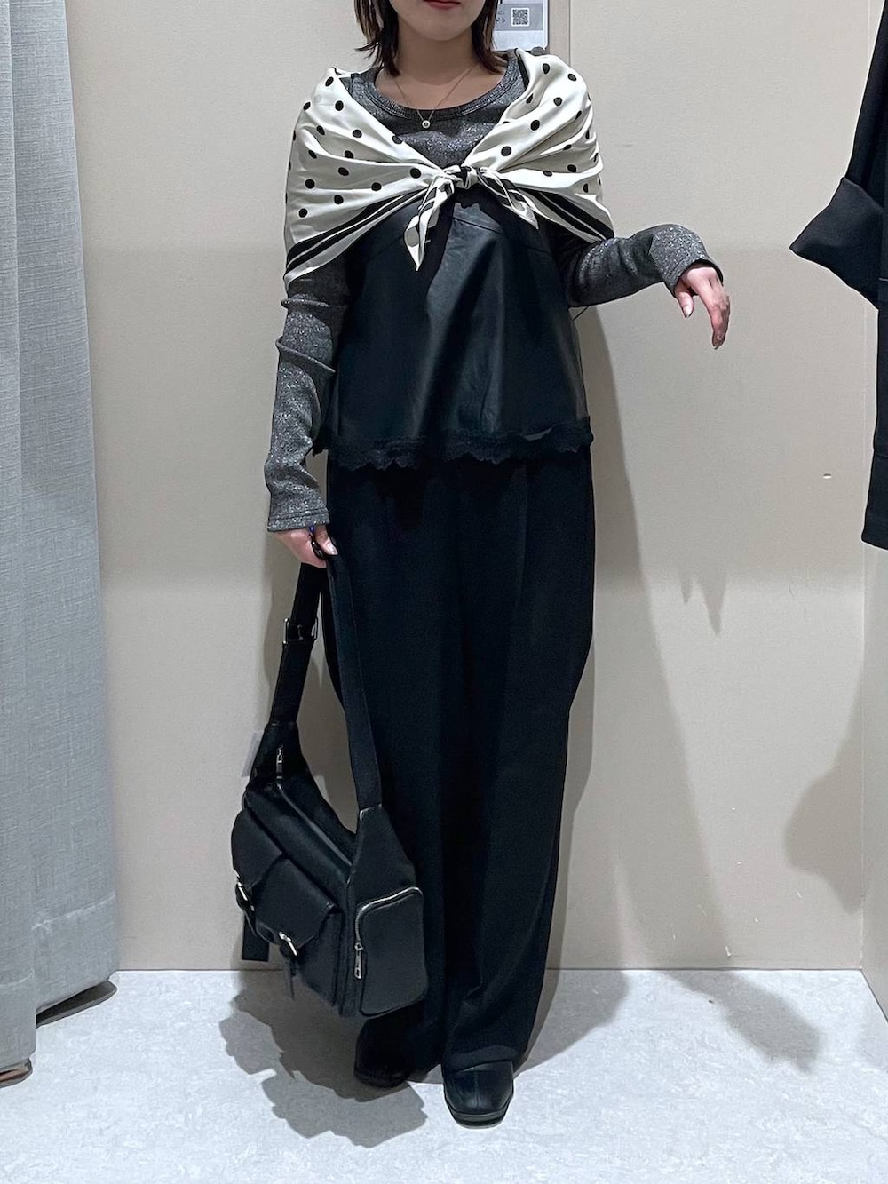 ブラック系のTシャツ/カットソー、ブラック系のその他パンツ、ブラック系のショルダーバッグを着用したレディースの冬コーディネートの4枚目の写真