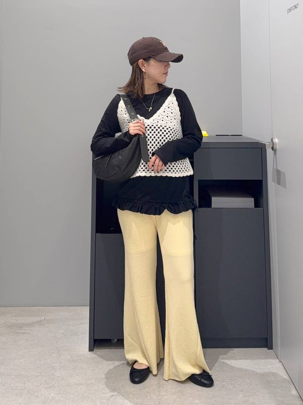 ブラック系のバレエシューズ、ブラック系のショルダーバッグ、ブラック系のTシャツ/カットソーを着用したレディースの夏コーディネートの2枚目の写真