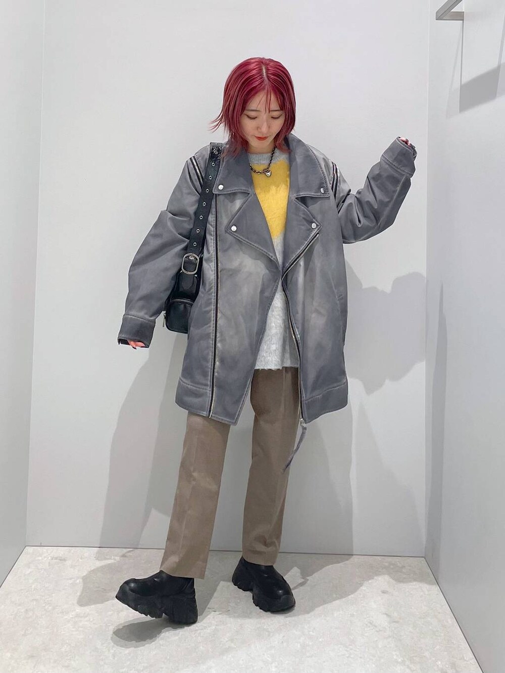 「低身長、カジュアル、ベーシック/シンプル、体型カバー、高見え、ゆったり、LEPSIM」｜「GLOBAL WORKのウツクシルエットテーパードパンツ/114976（その他パンツ、ブラウン系）」を使った、manaさん（レディース・153cm）の秋コーディネートの2枚目の写真