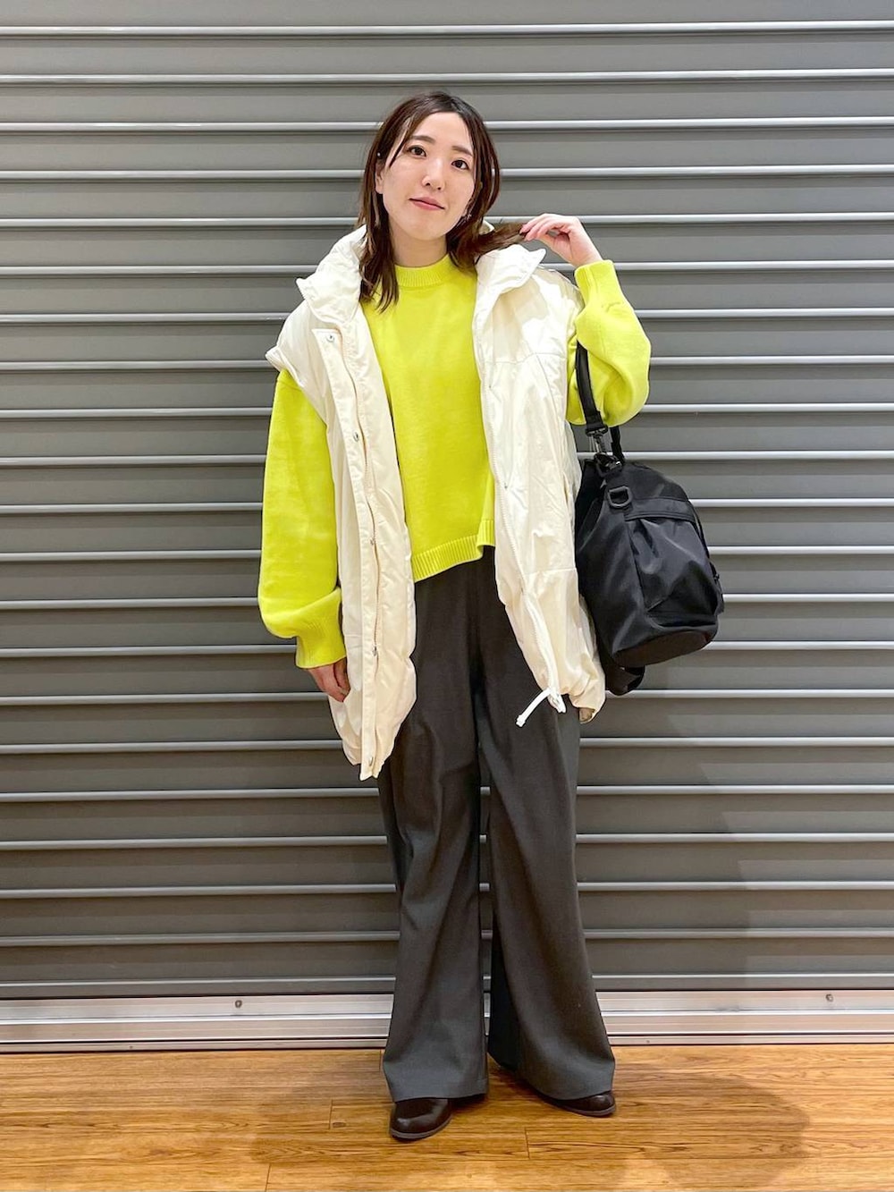 ホワイト系のその他アウター、ブラウン系のブーツ、グレー系のその他パンツを着用したレディースの冬コーディネートの3枚目の写真