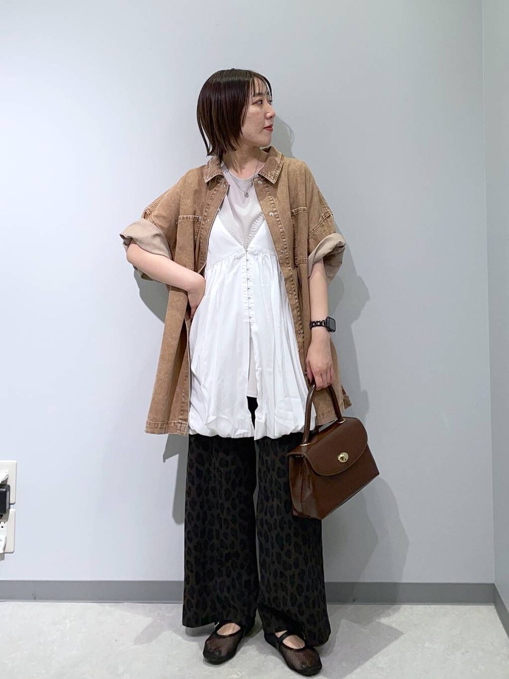 ベージュ系のシャツ/ブラウス、グレー系のその他パンツ、ホワイト系のキャミソールを着用したレディースの夏コーディネートの2枚目の写真