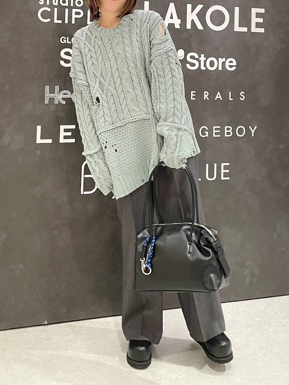 ブラック系のボストンバッグ、グレー系のその他パンツ、ブラック系のその他シューズを着用したレディースの秋コーディネートの2枚目の写真