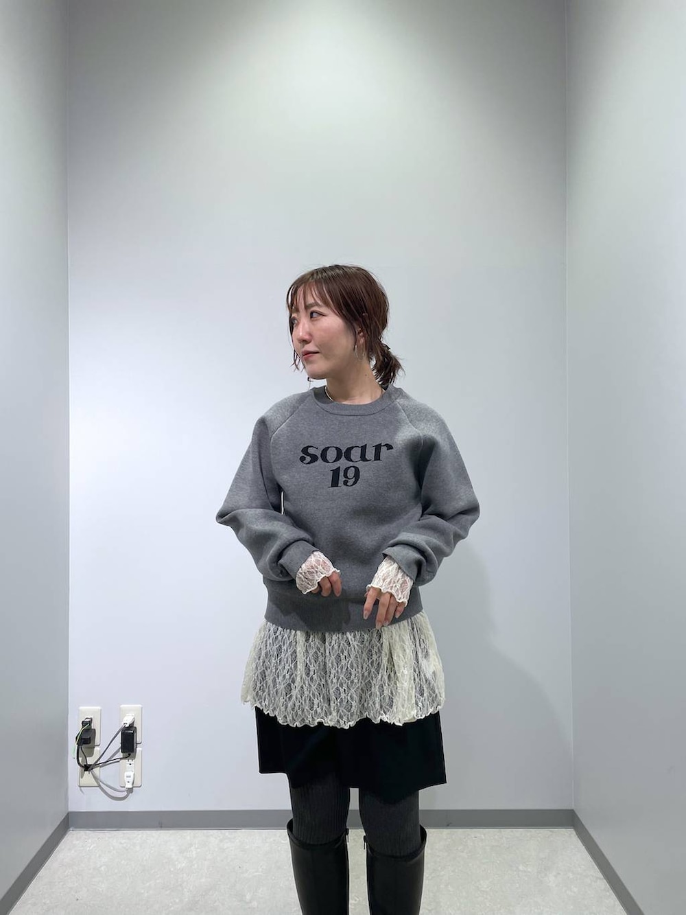 ブラック系のブーツ、ブラック系のその他パンツ、グレー系のニット/セーターを着用したレディースの冬コーディネートの5枚目の写真