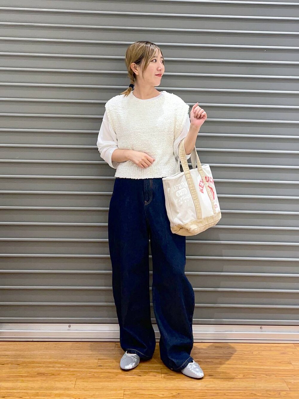 ホワイト系のTシャツ/カットソー、シルバー系のバレエシューズ、ブルー系のデニムパンツを着用したレディースの夏コーディネートの2枚目の写真