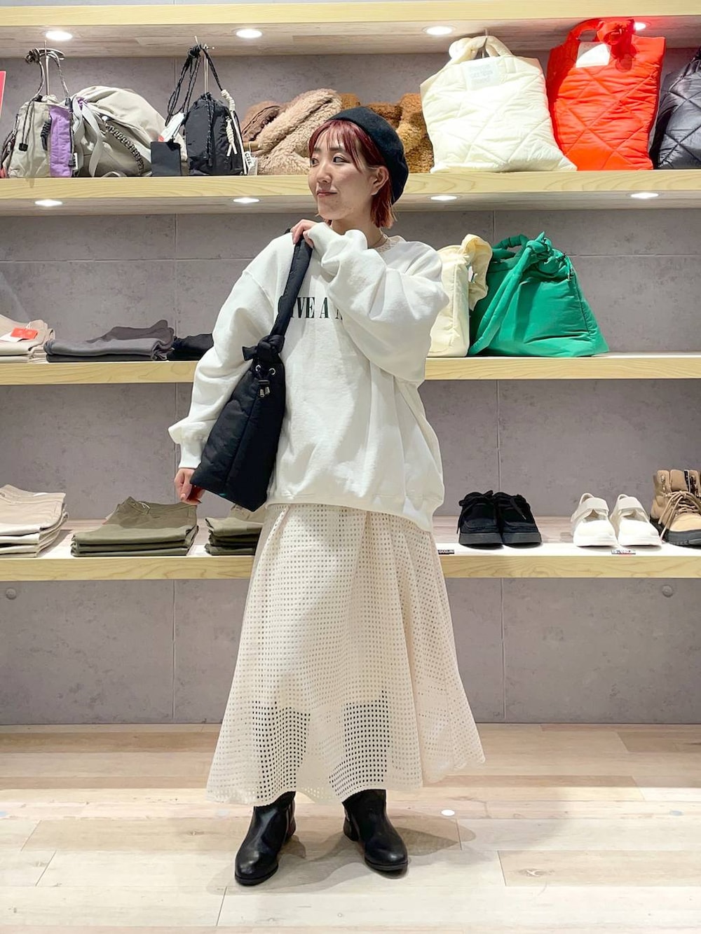 ブラック系のブーツ、ホワイト系のワンピース、ホワイト系のスウェットを着用したレディースの冬コーディネートの2枚目の写真